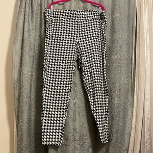 Torrid black white houndstooth leggings
